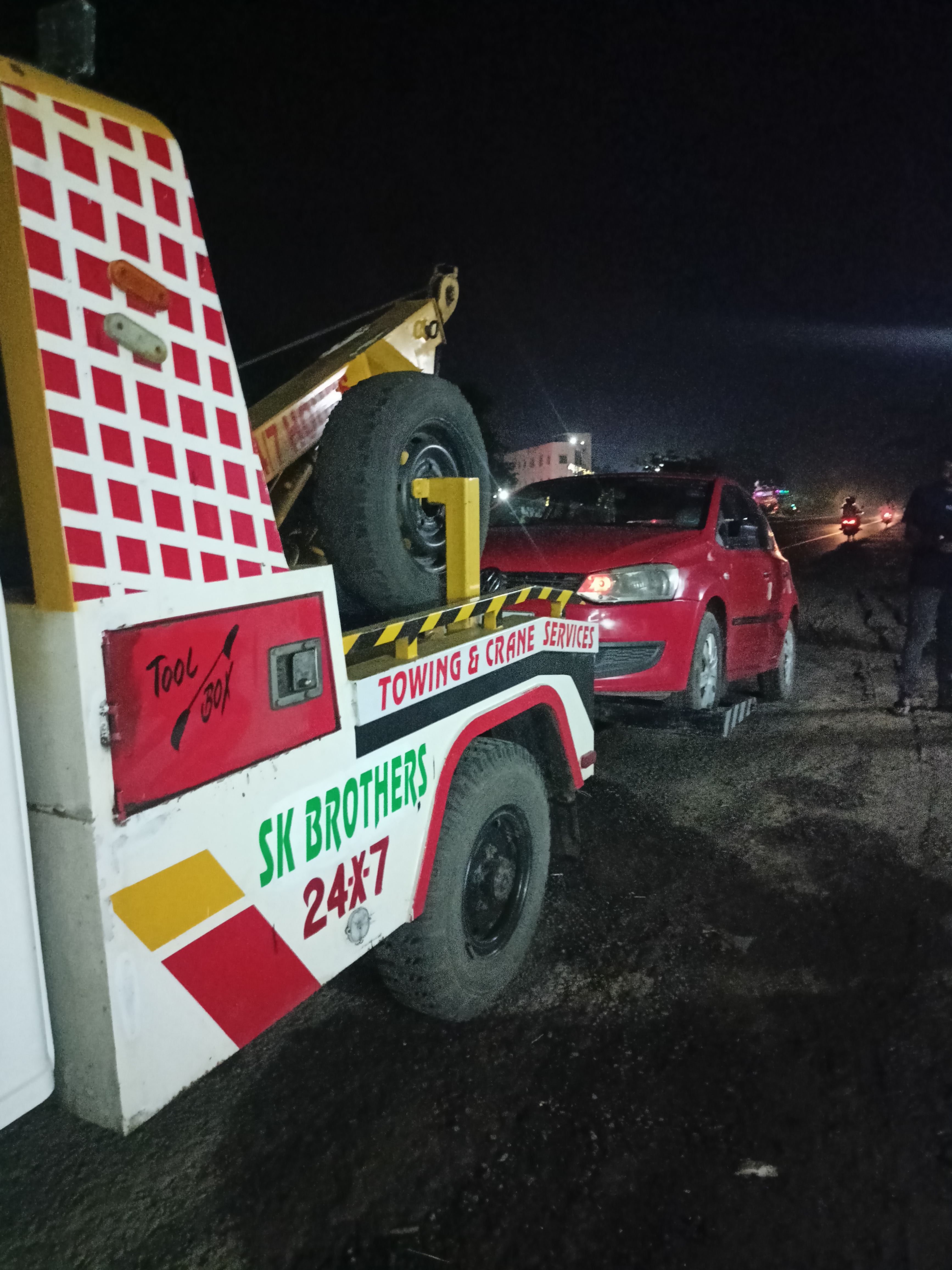 Emergency towing recovery truck at night